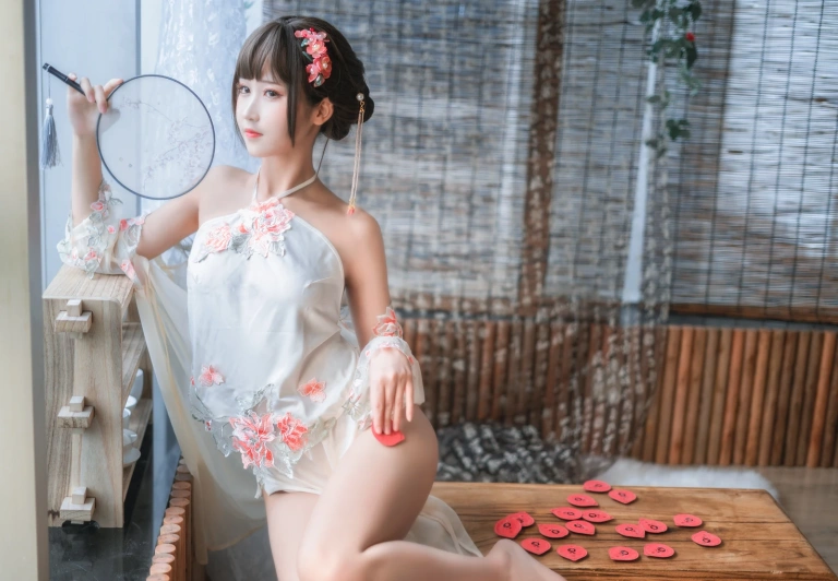 三度_69《肚兜》写真图集 32P｜在线预览与图包下载