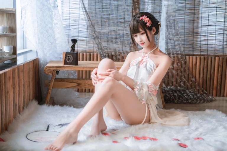 三度_69《肚兜》写真图集 32P｜在线预览与图包下载