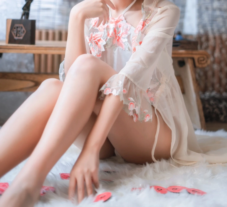 三度_69《肚兜》写真图集 32P｜在线预览与图包下载