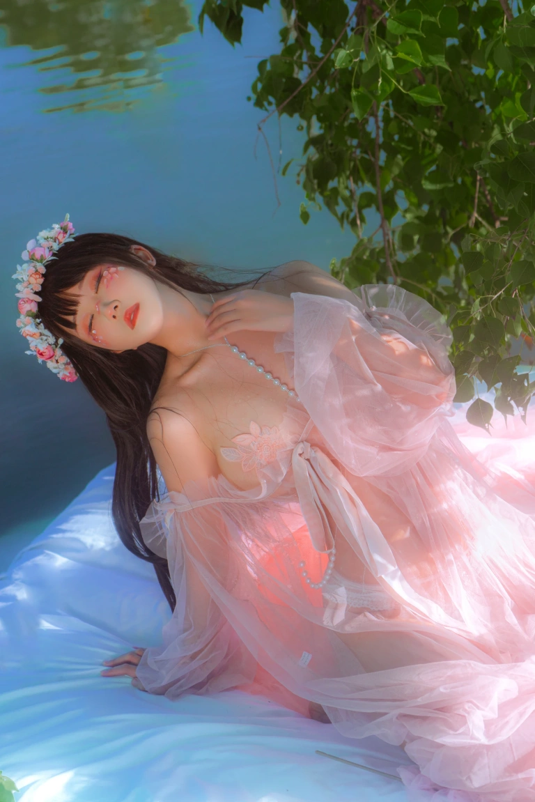 三度_69《水边的阿狄丽娜》写真图集 32P｜在线预览与图包下载