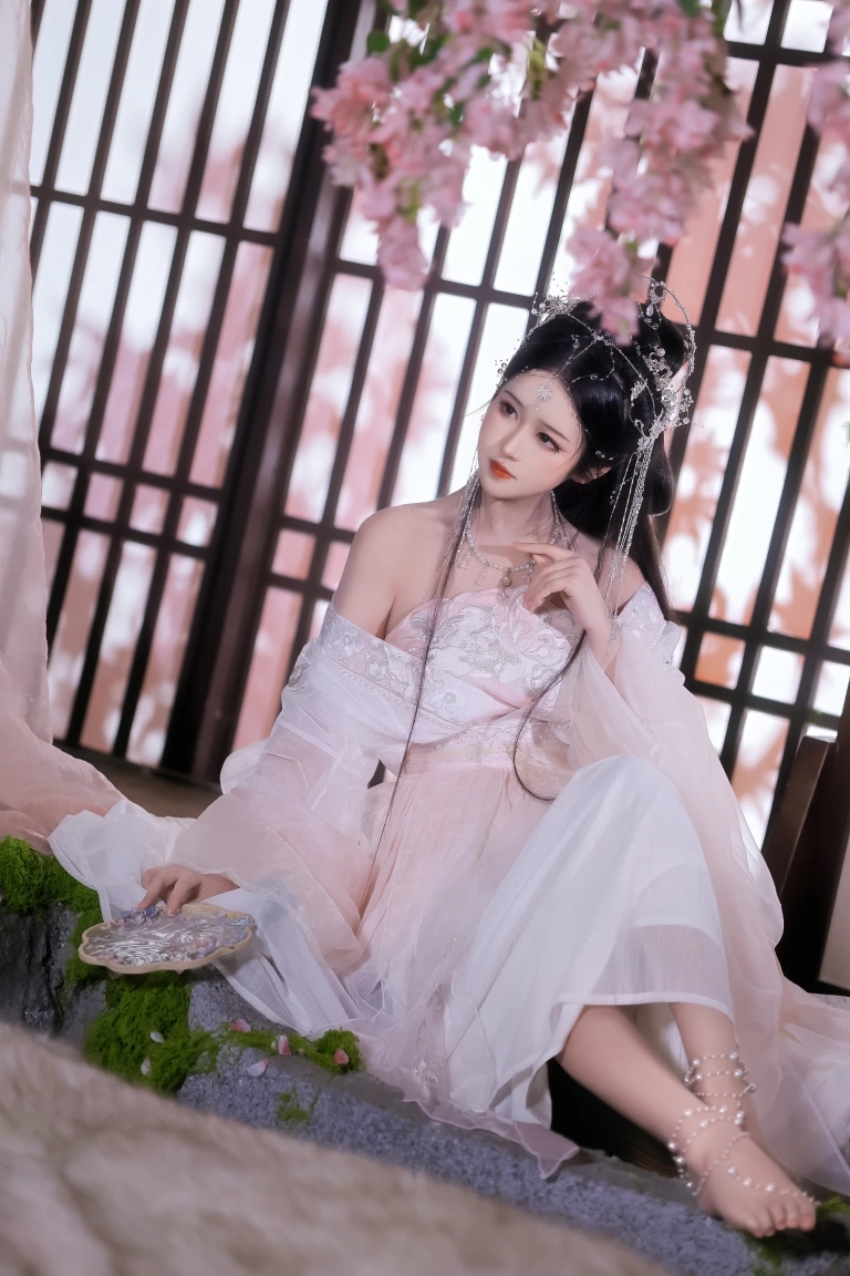 三度_69《小师姐》写真图集 81P+5V｜在线预览与图包下载