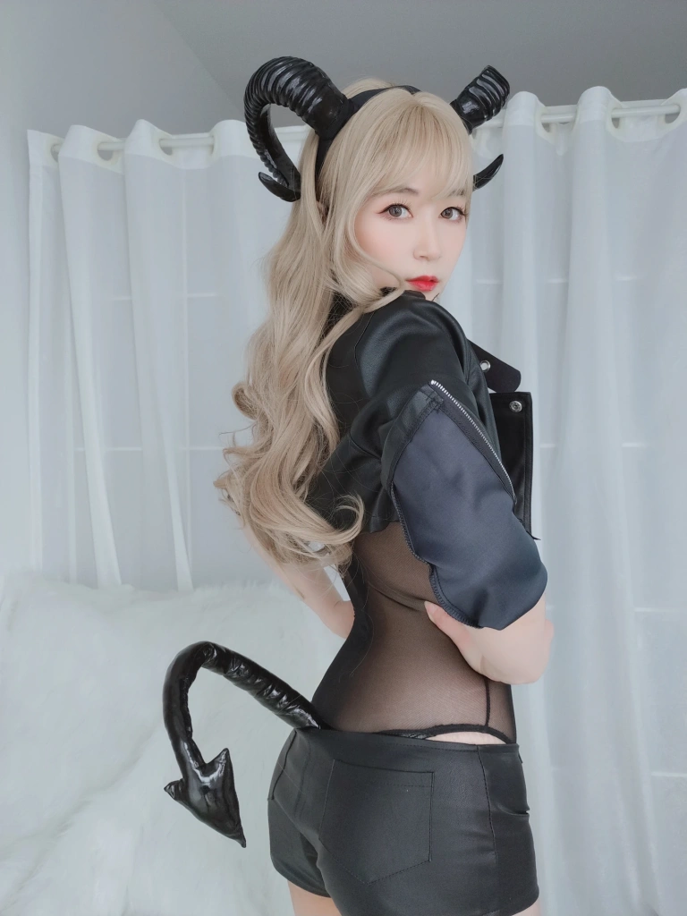 白银81《皮衣小恶魔》写真图集 84P+6V｜在线预览与图包下载