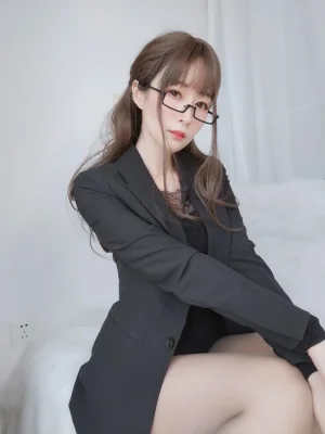 白银81《黑西服》写真图集 136P+7V｜在线预览与图包下载