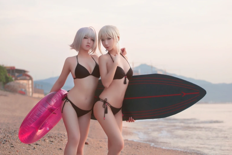 半半子 BANBANKO《黑贞1 海边泳装（&索索sophia）》写真图集 40P｜在线预览与图包下载