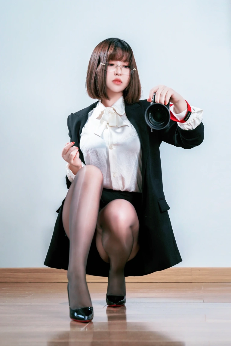 半半子 BANBANKO《OL自撮》写真图集 28P+2V｜在线预览与图包下载