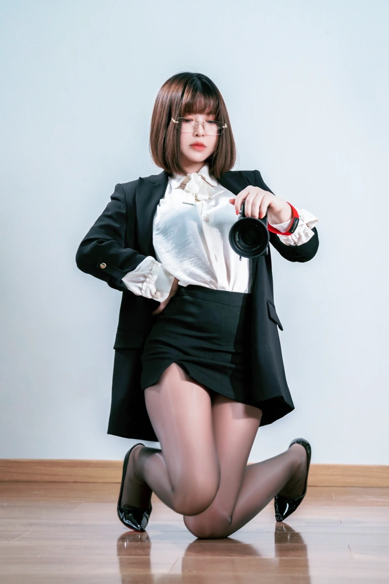 半半子 BANBANKO《OL自撮》写真图集 28P+2V｜在线预览与图包下载