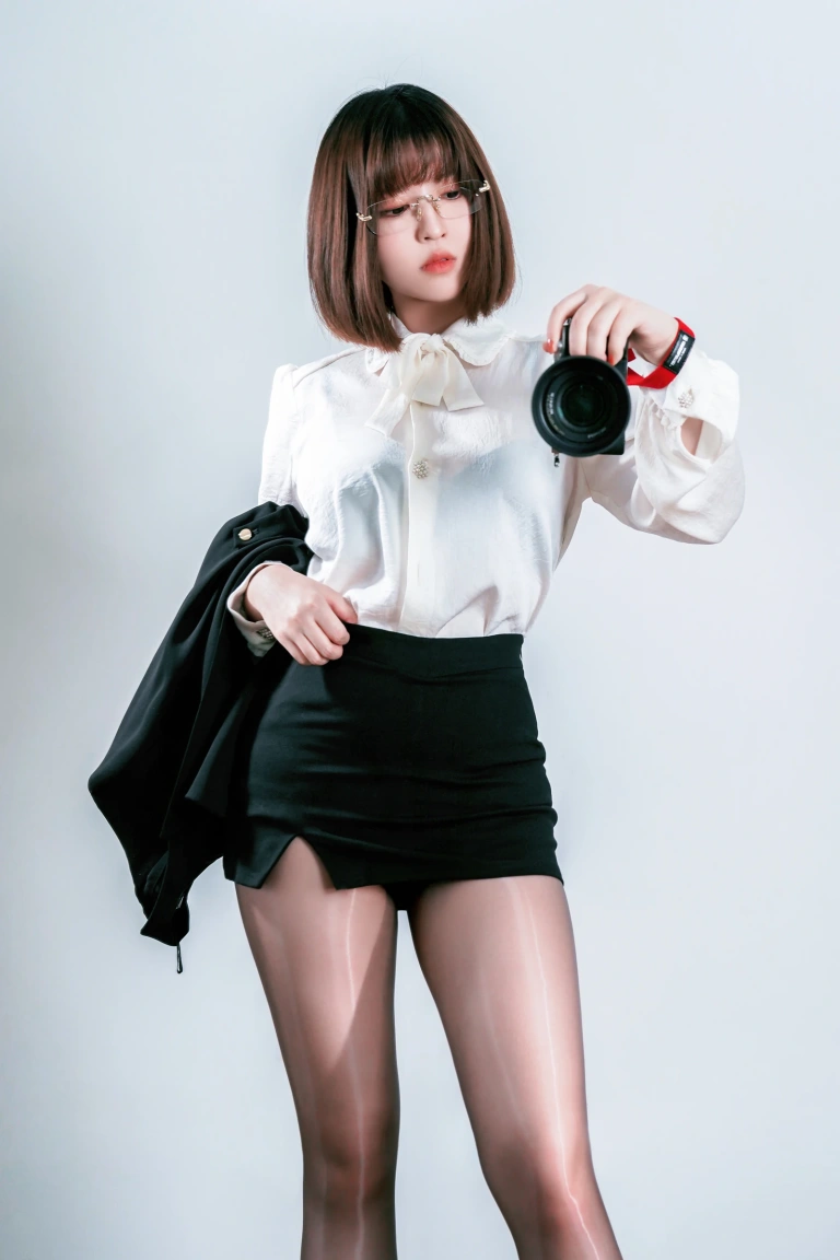 半半子 BANBANKO《OL自撮》写真图集 28P+2V｜在线预览与图包下载