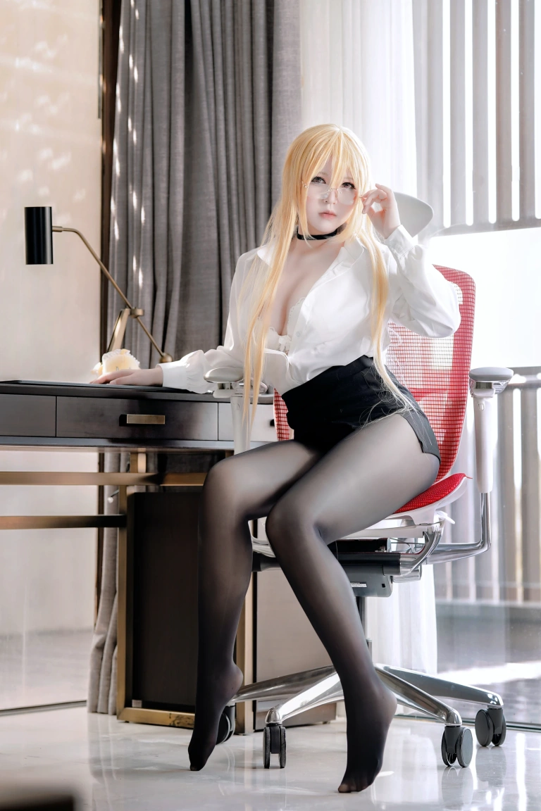 半半子 BANBANKO《怨仇 办公室的意外》写真图集 55P+1V｜在线预览与图包下载