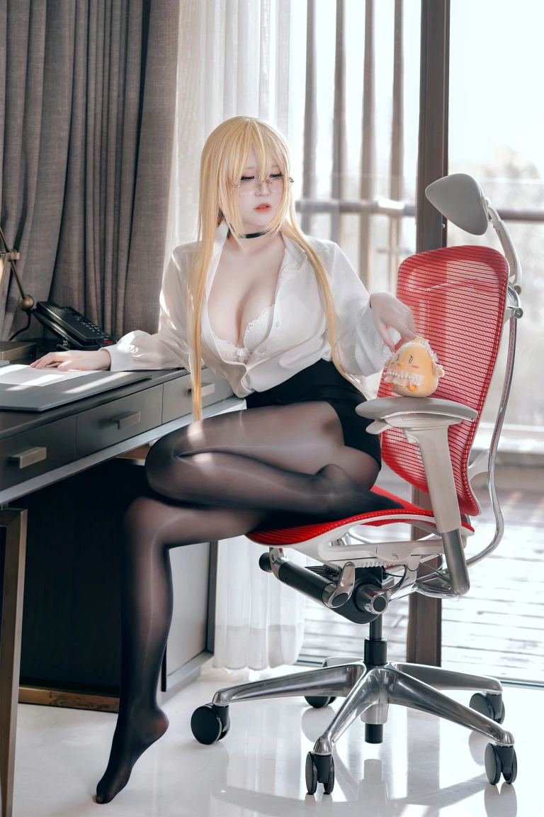 半半子 BANBANKO《怨仇 办公室的意外》写真图集 55P+1V｜在线预览与图包下载