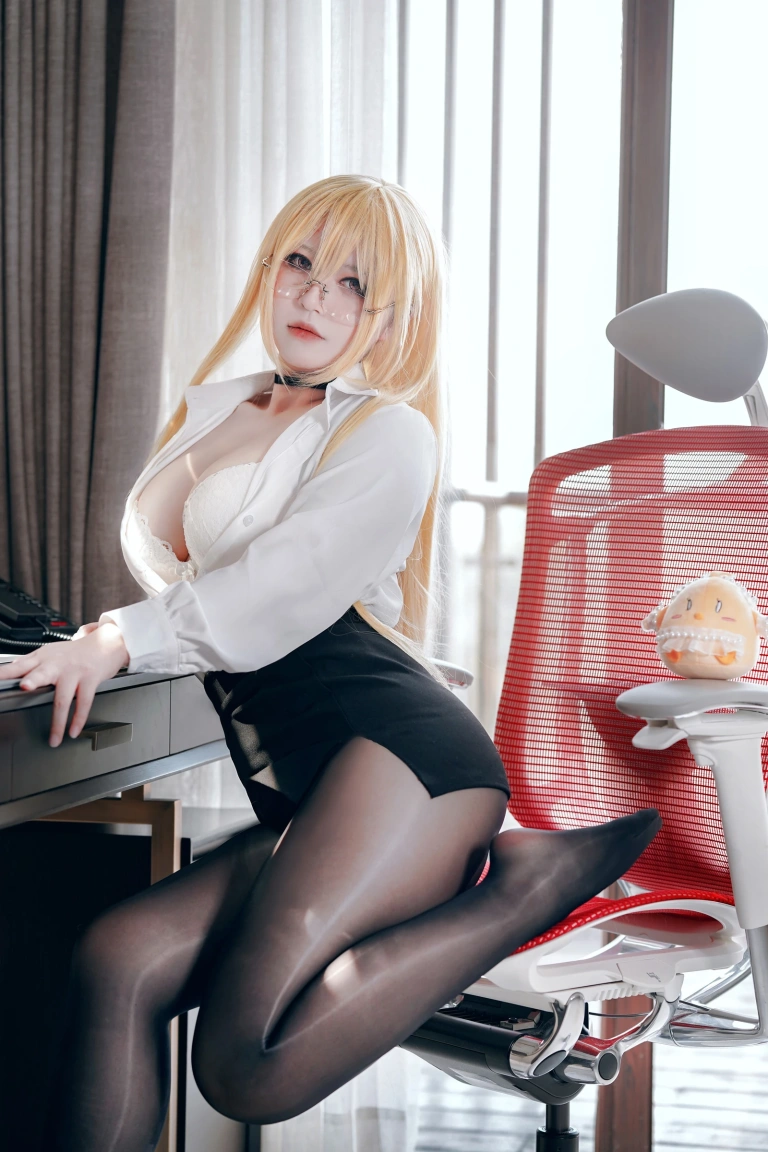 半半子 BANBANKO《怨仇 办公室的意外》写真图集 55P+1V｜在线预览与图包下载