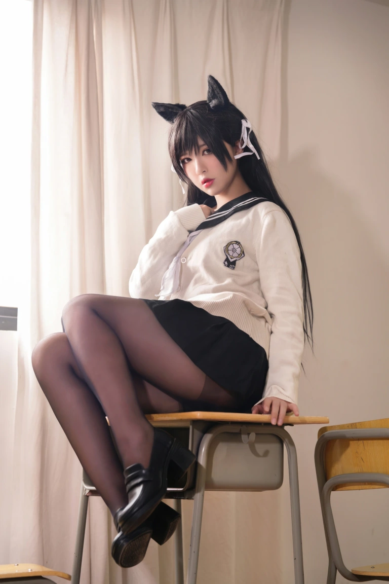 半半子 BANBANKO《碧蓝航线 爱宕校服》写真图集 25P｜在线预览与图包下载