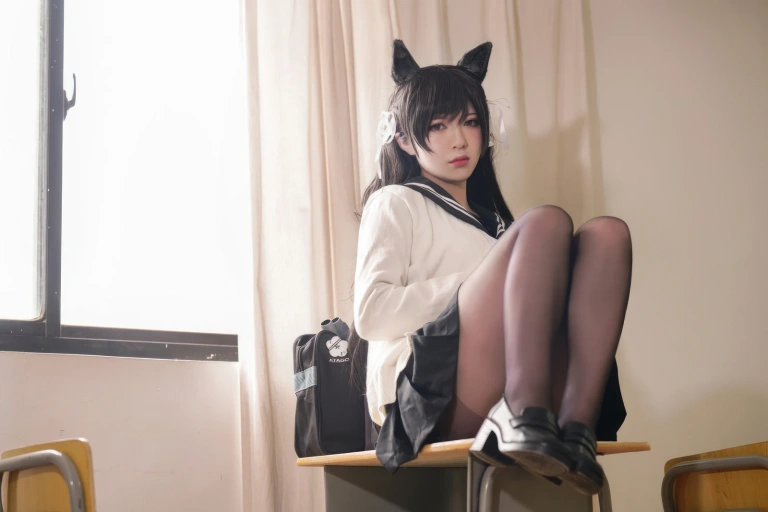 半半子 BANBANKO《碧蓝航线 爱宕校服》写真图集 25P｜在线预览与图包下载