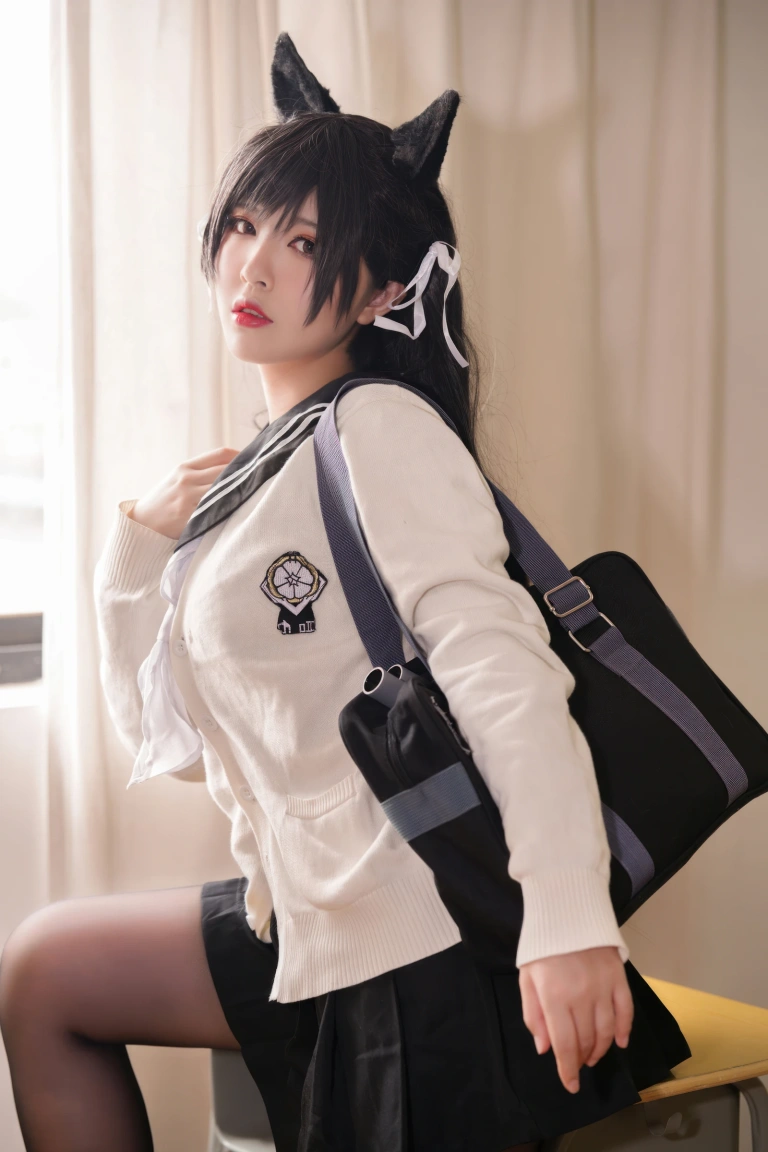 半半子 BANBANKO《碧蓝航线 爱宕校服》写真图集 25P｜在线预览与图包下载