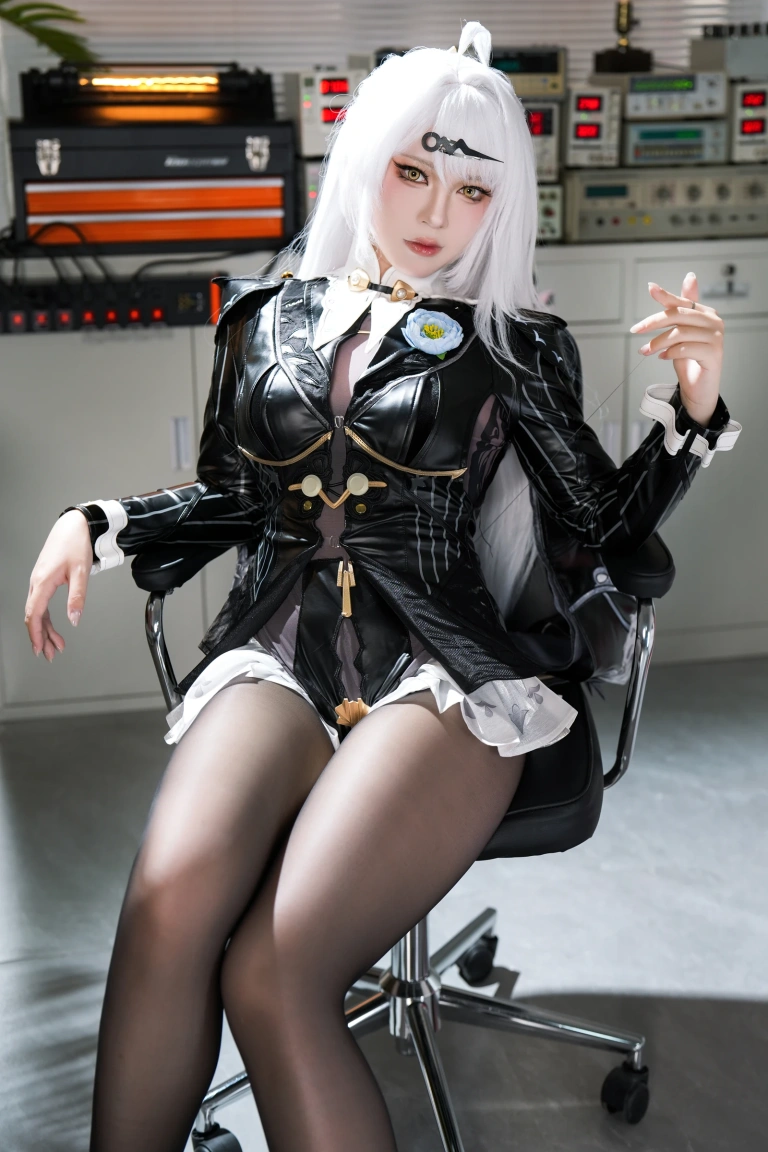 半半子 BANBANKO《儀玄師匠》写真图集 51P+4V｜在线预览与图包下载