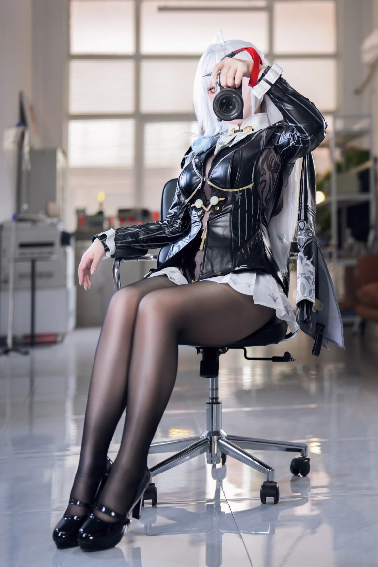 半半子 BANBANKO《儀玄師匠》写真图集 51P+4V｜在线预览与图包下载