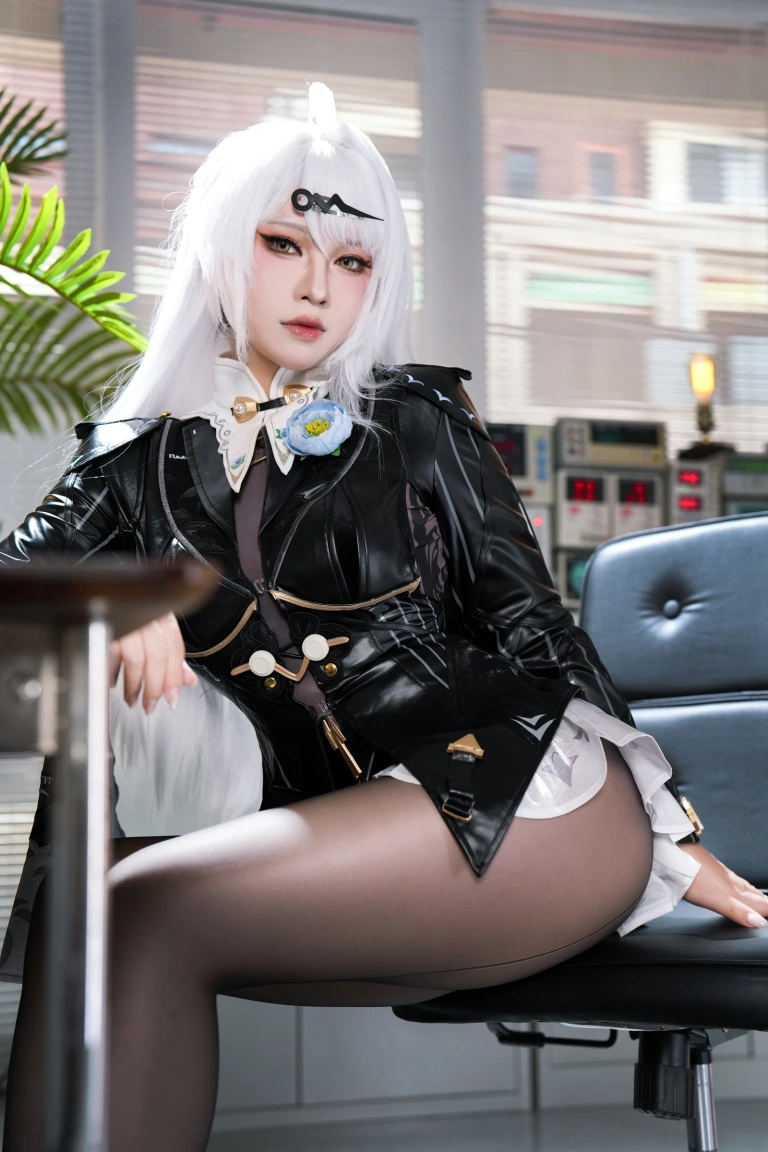 半半子 BANBANKO《儀玄師匠》写真图集 51P+4V｜在线预览与图包下载