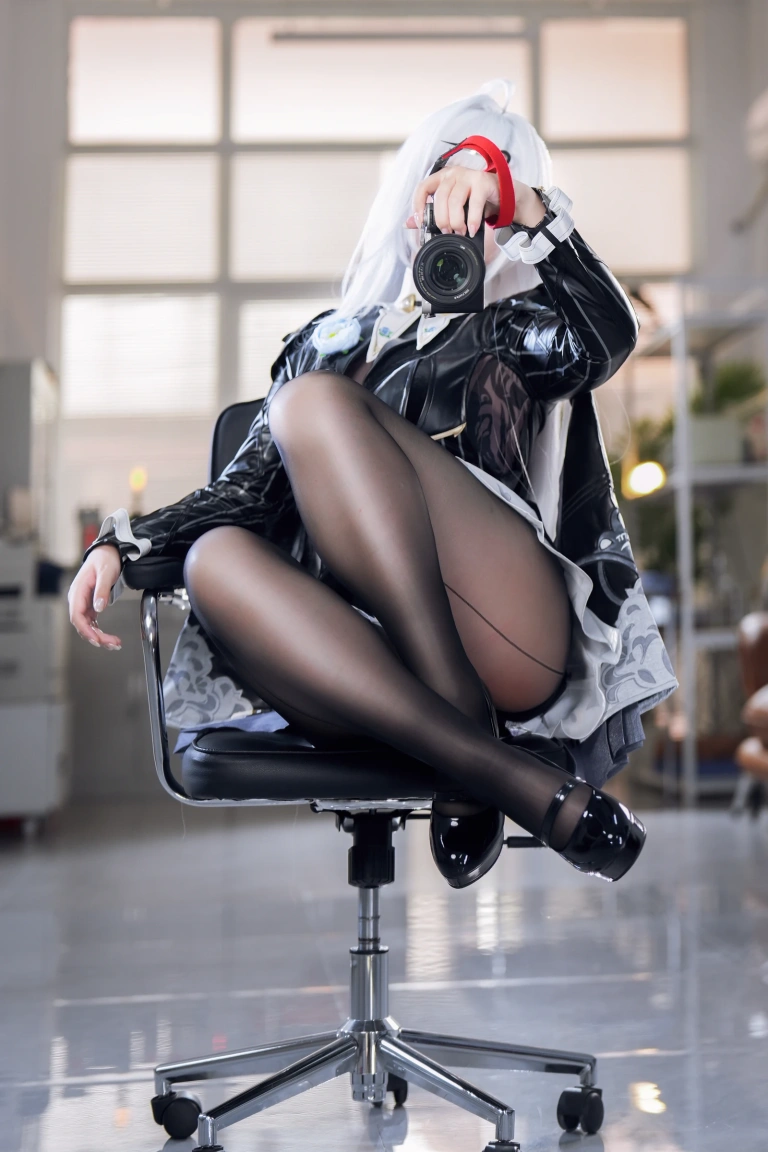 半半子 BANBANKO《儀玄師匠》写真图集 51P+4V｜在线预览与图包下载