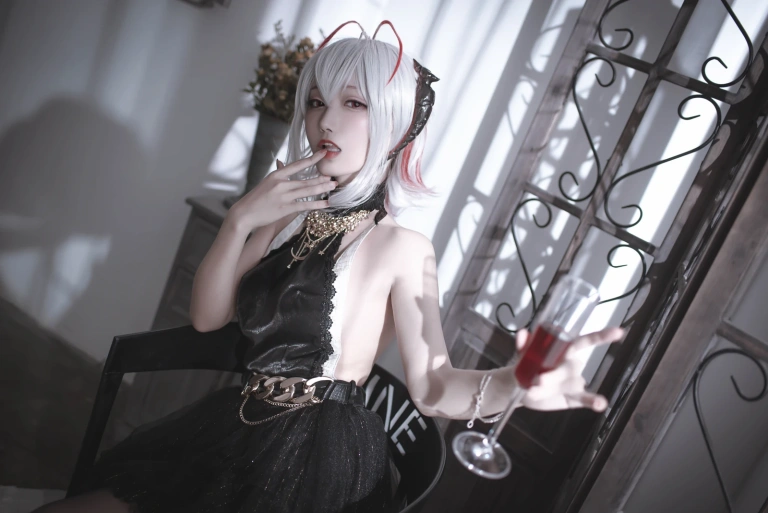 切切celia《明日方舟 W 礼服》写真图集 20P｜在线预览与图包下载