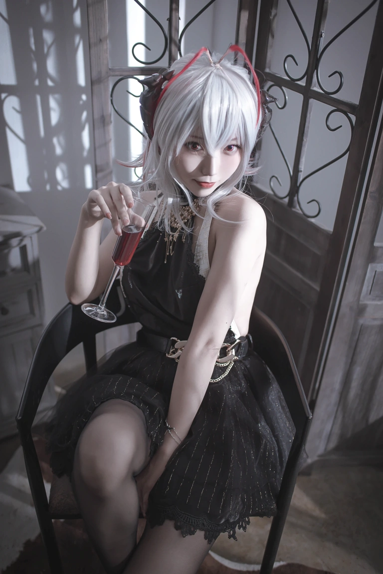 切切celia《明日方舟 W 礼服》写真图集 20P｜在线预览与图包下载