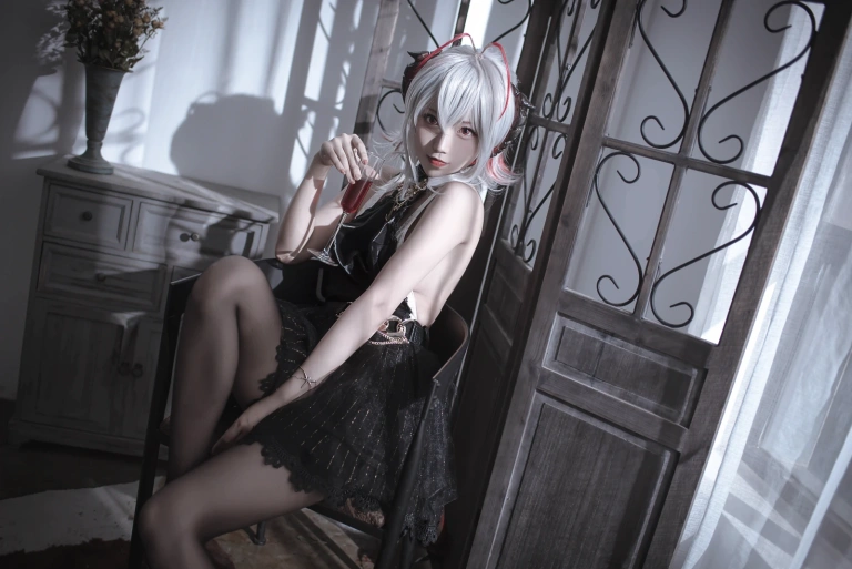 切切celia《明日方舟 W 礼服》写真图集 20P｜在线预览与图包下载