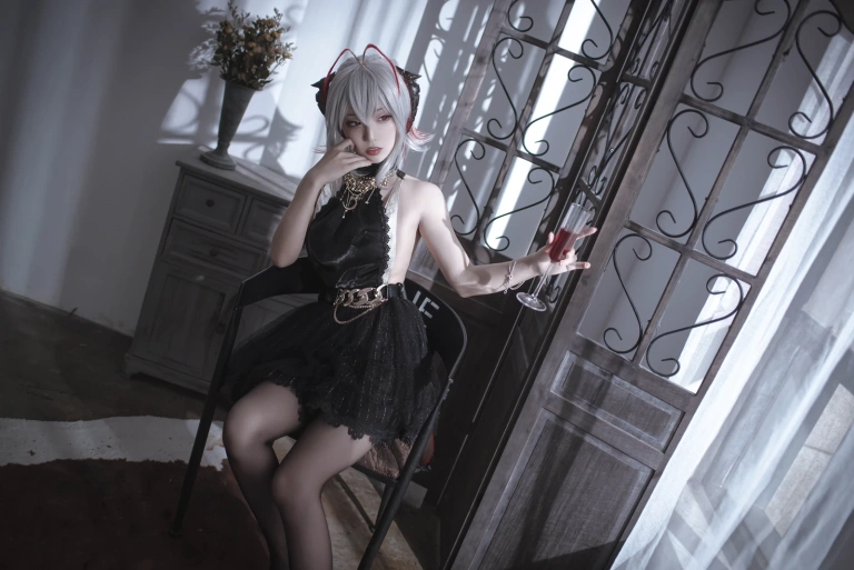切切celia《明日方舟 W 礼服》写真图集 20P｜在线预览与图包下载