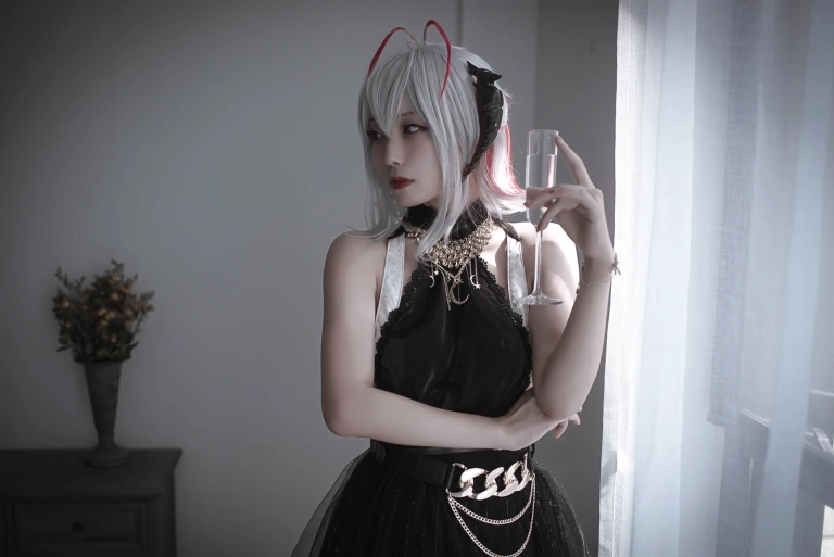 切切celia《明日方舟 W 礼服》写真图集 20P｜在线预览与图包下载