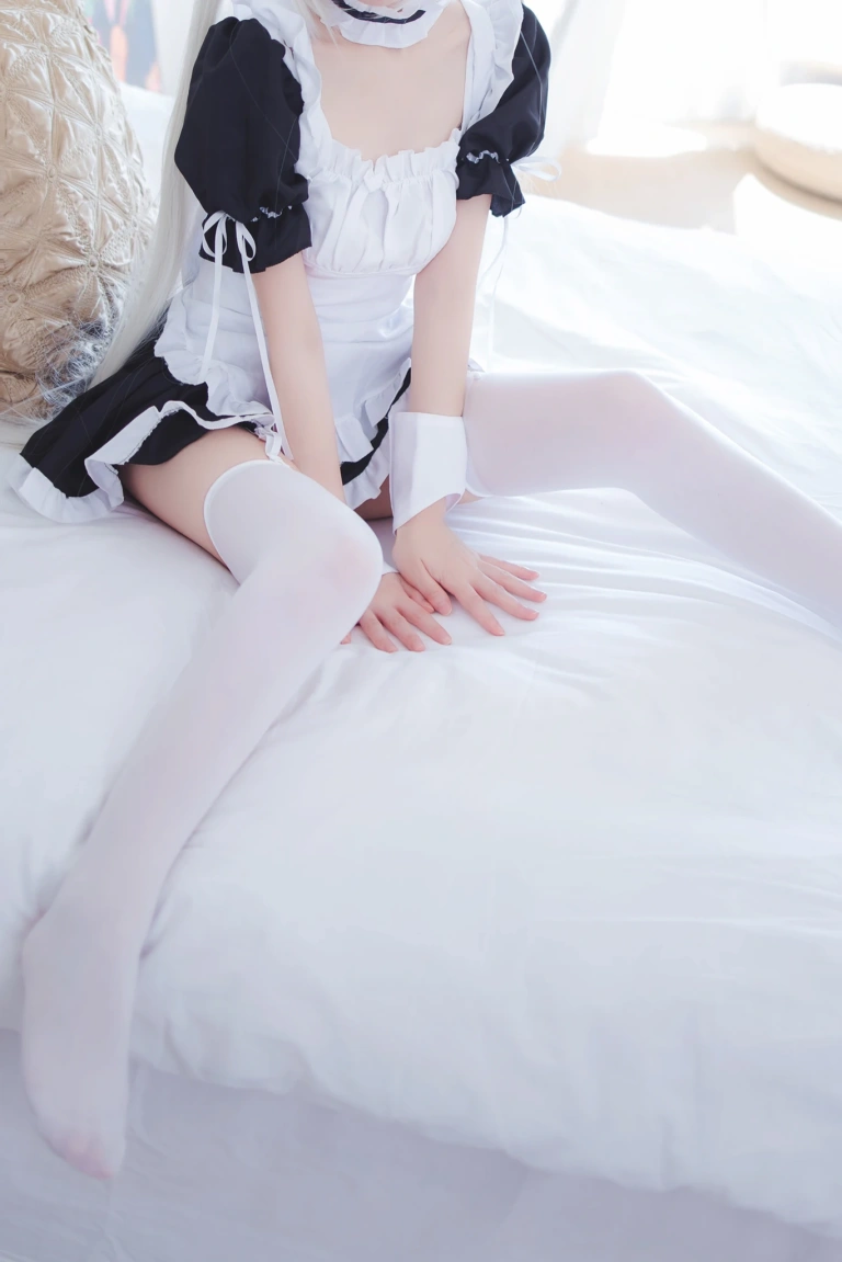 coser衣衣《穹妹女仆》写真图集 28P｜在线预览与图包下载