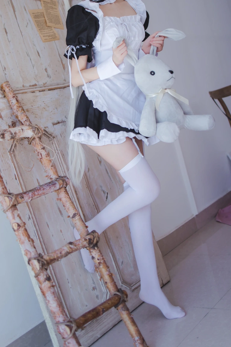coser衣衣《穹妹女仆》写真图集 28P｜在线预览与图包下载