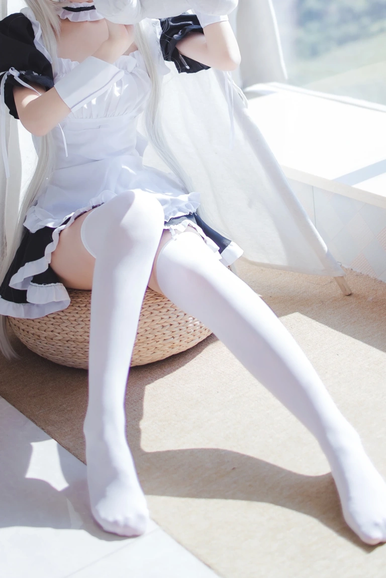 coser衣衣《穹妹女仆》写真图集 28P｜在线预览与图包下载