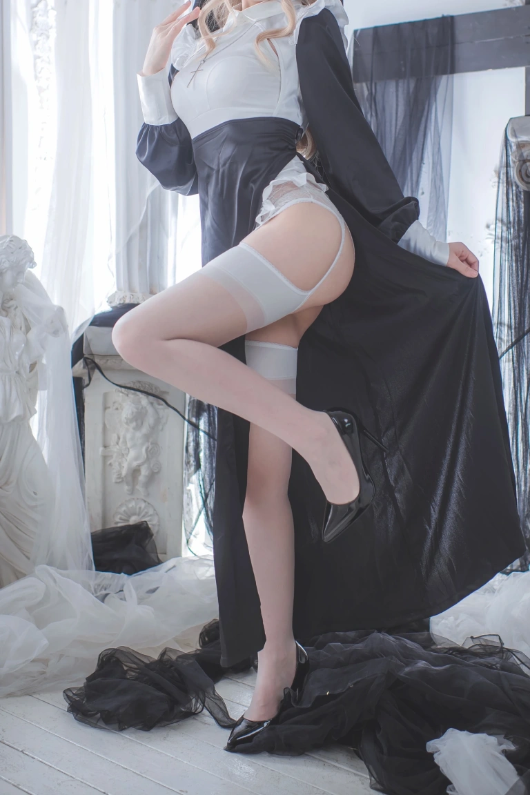 coser衣衣《修女》写真图集 59P+2V｜在线预览与图包下载