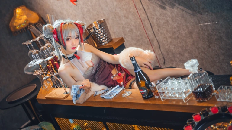 花柒Hana《明日方舟 守夜冠军 W》写真图集 9P｜在线预览与图包下载