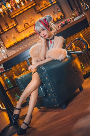 花柒Hana《明日方舟 守夜冠军 W》写真图集 9P｜在线预览与图包下载