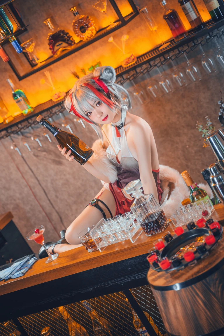 花柒Hana《明日方舟 守夜冠军 W》写真图集 9P｜在线预览与图包下载