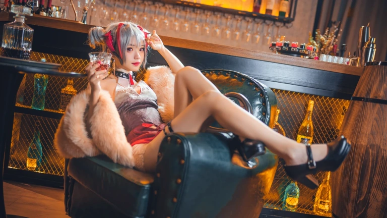 花柒Hana《明日方舟 守夜冠军 W》写真图集 9P｜在线预览与图包下载
