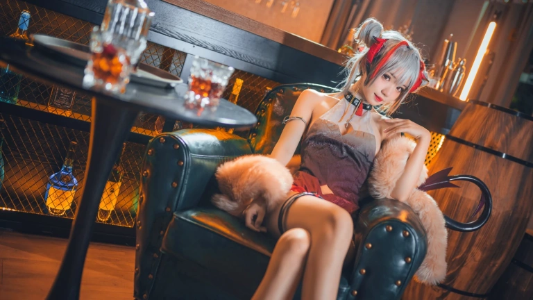 花柒Hana《明日方舟 守夜冠军 W》写真图集 9P｜在线预览与图包下载