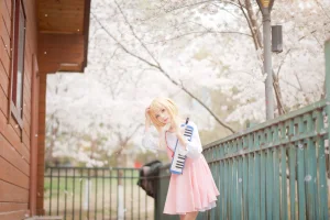 花柒Hana《宫园熏粉裙》写真图集 9P｜在线预览与图包下载