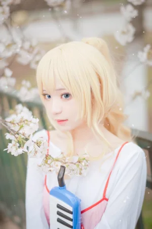 花柒Hana《宫园熏粉裙》写真图集 9P｜在线预览与图包下载