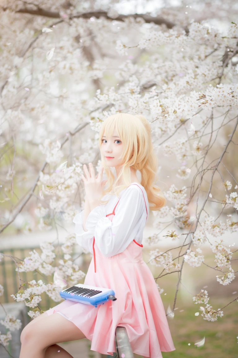 花柒Hana《宫园熏粉裙》写真图集 9P｜在线预览与图包下载