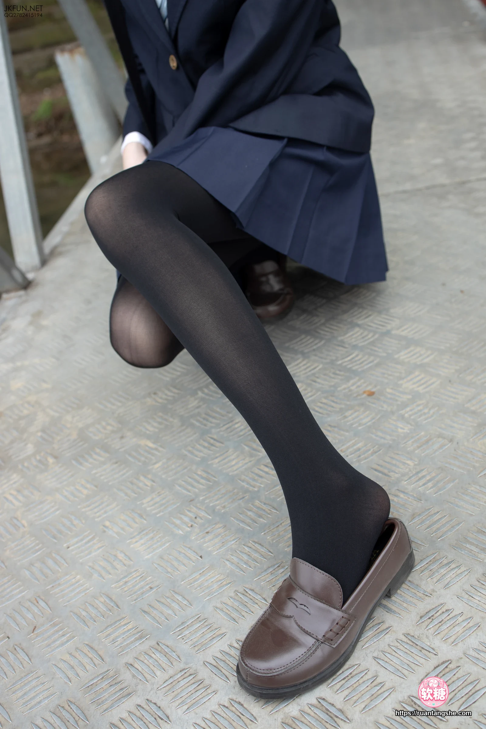 森萝财团 JKFUN-006 80D黑丝 户外水边 Aika