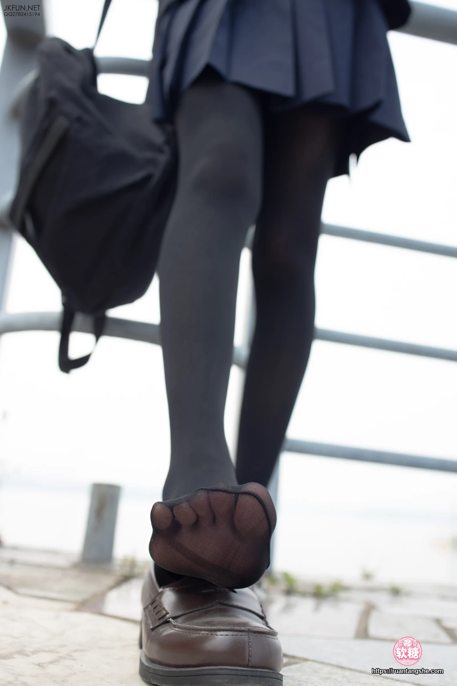 森萝财团 JKFUN-006 80D黑丝 户外水边 Aika