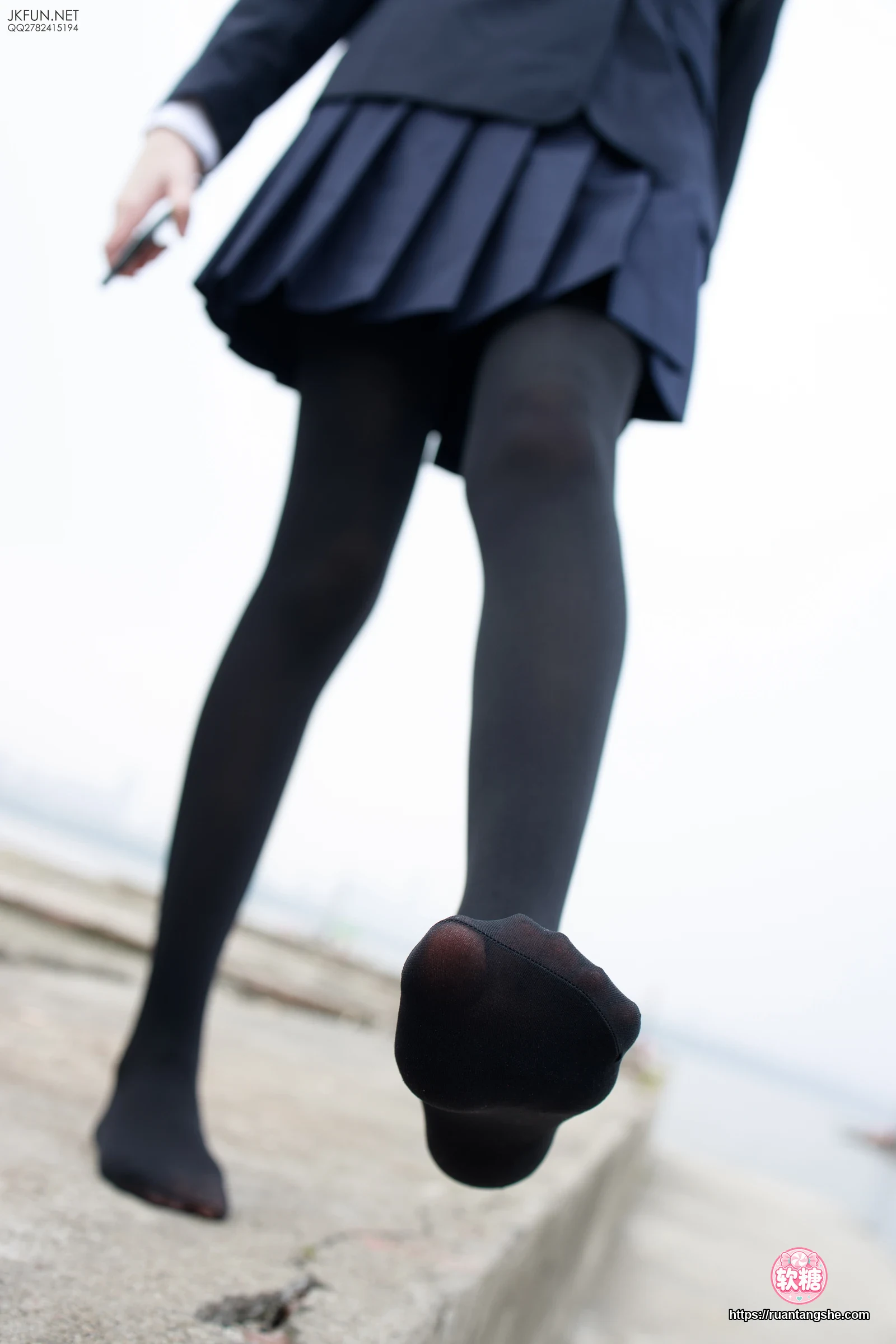 森萝财团 JKFUN-006 80D黑丝 户外水边 Aika