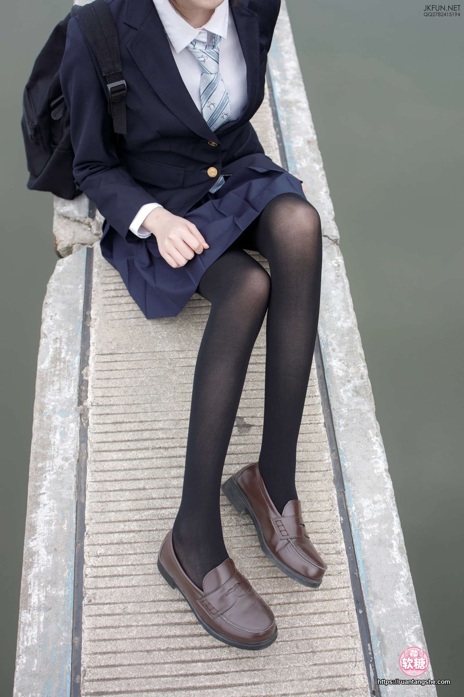 森萝财团 JKFUN-006 80D黑丝 户外水边 Aika