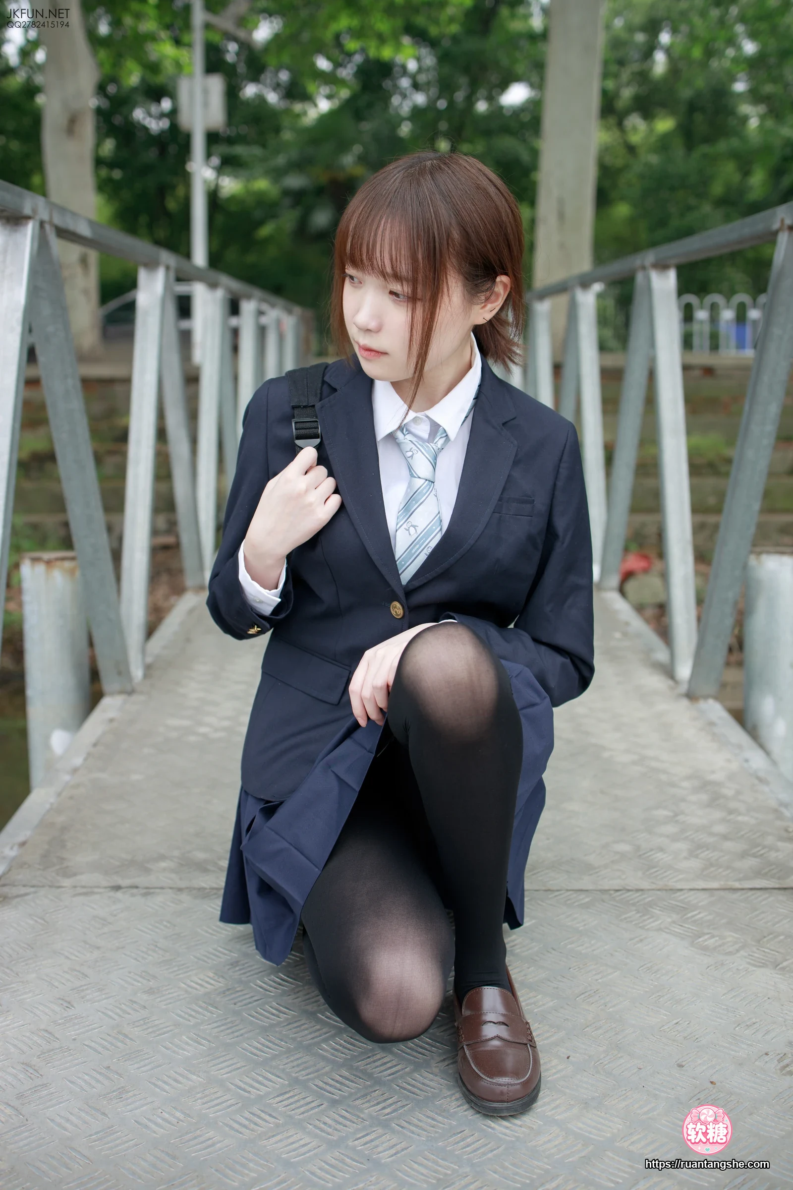 森萝财团 JKFUN-006 80D黑丝 户外水边 Aika