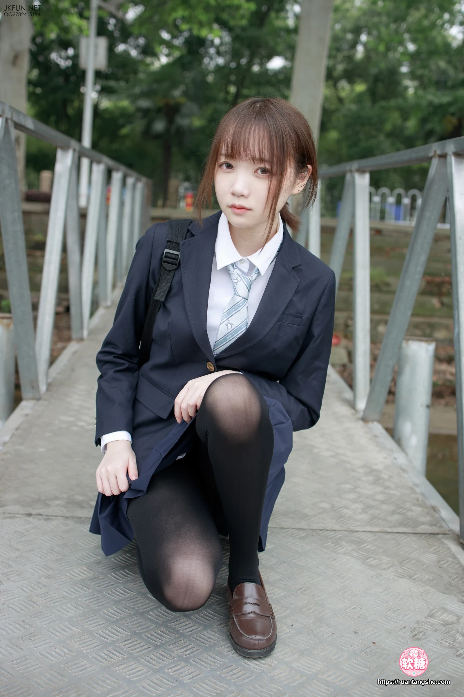 森萝财团 JKFUN-006 80D黑丝 户外水边 Aika