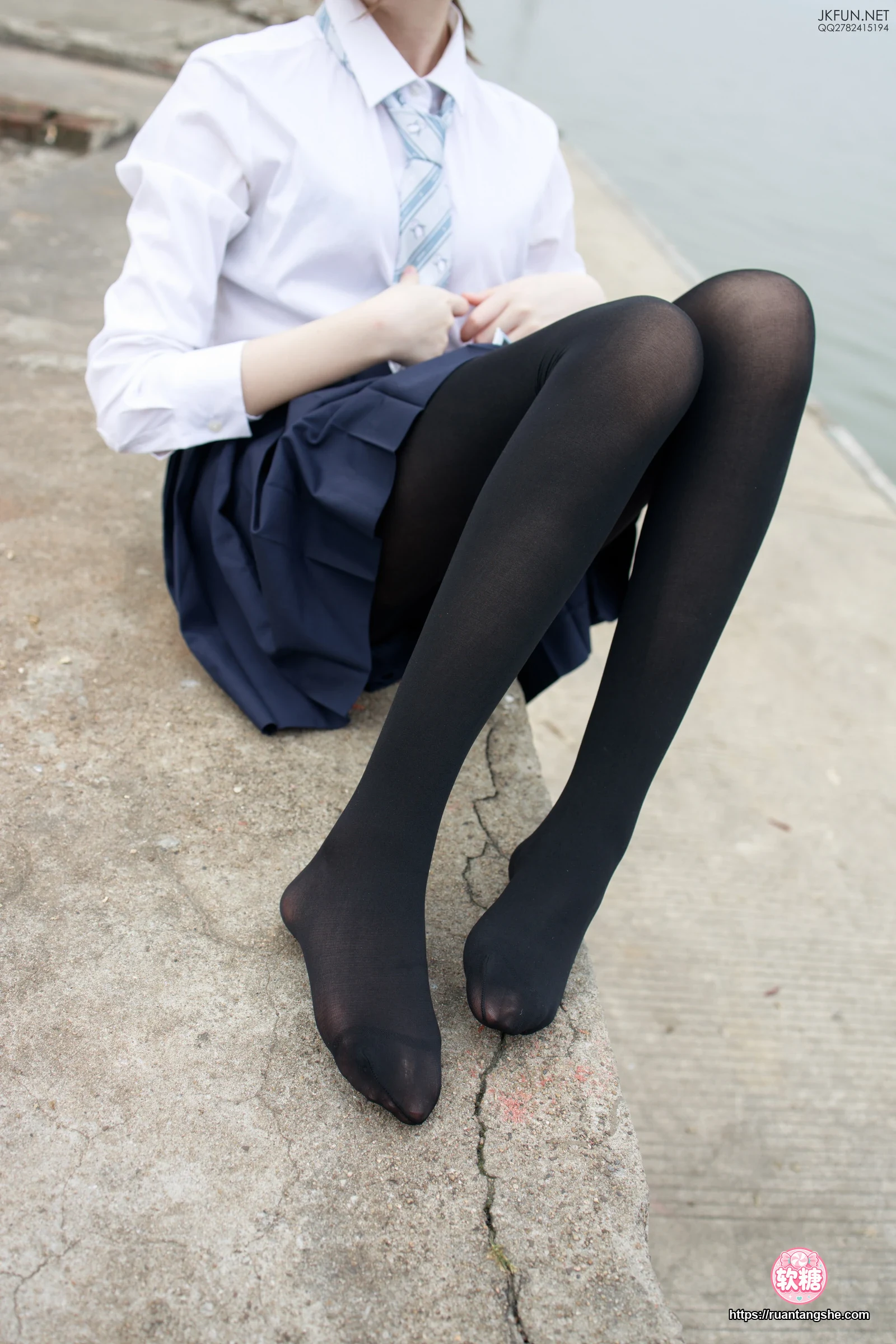 森萝财团 JKFUN-006 80D黑丝 户外水边 Aika