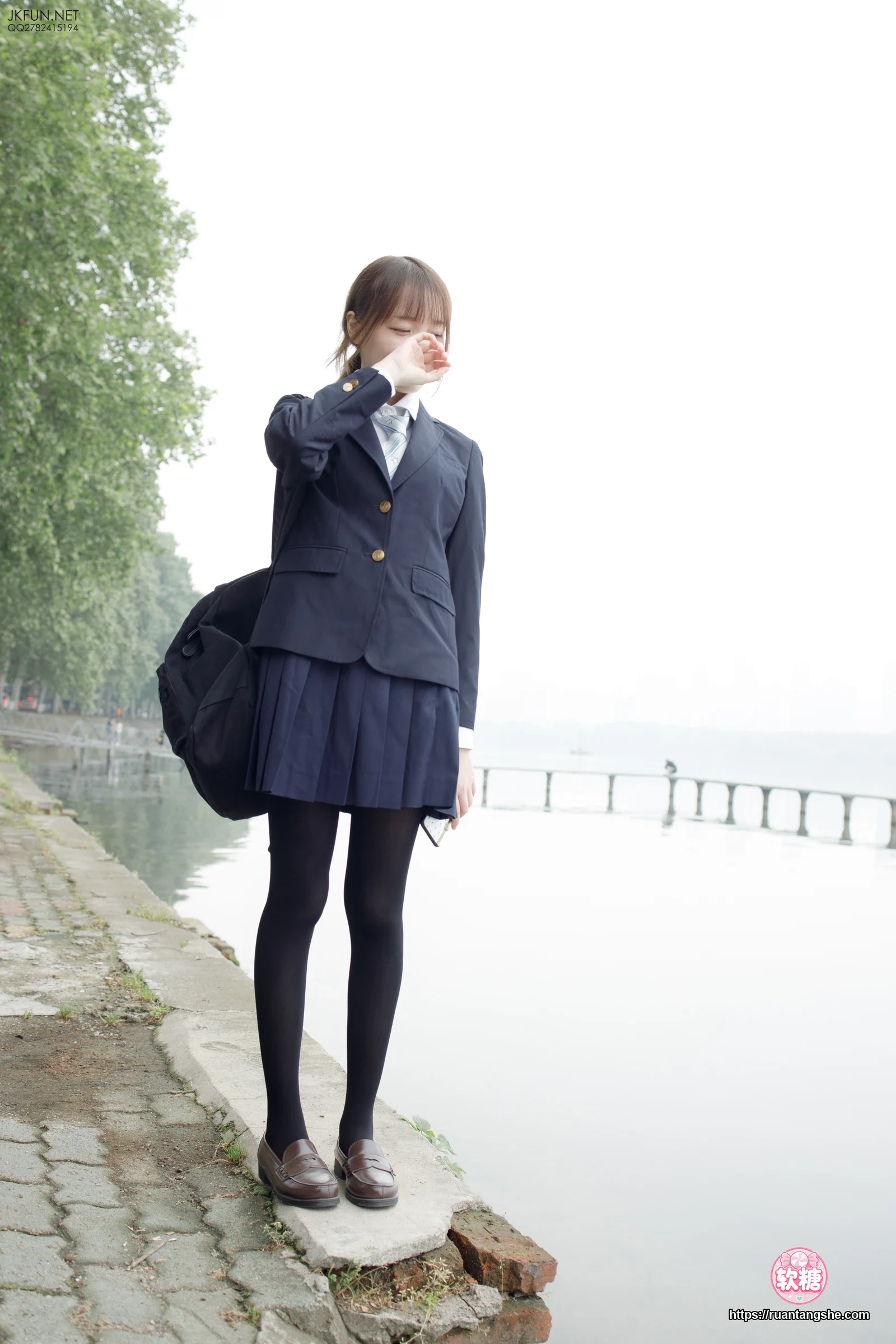 森萝财团 JKFUN-006 80D黑丝 户外水边 Aika