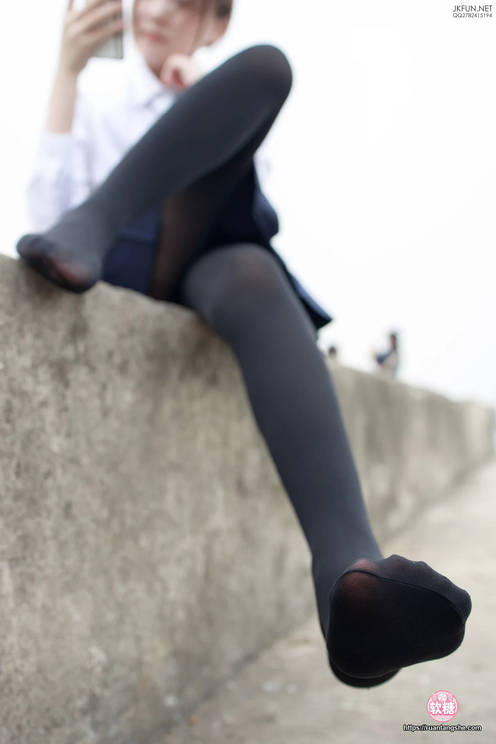 森萝财团 JKFUN-006 80D黑丝 户外水边 Aika