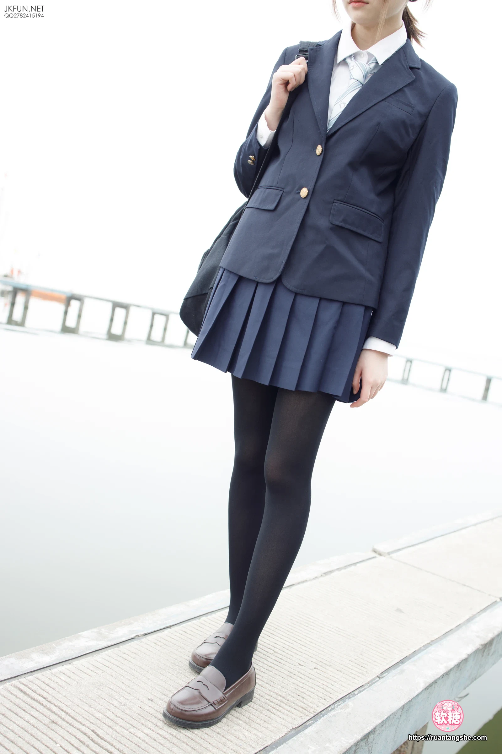 森萝财团 JKFUN-006 80D黑丝 户外水边 Aika