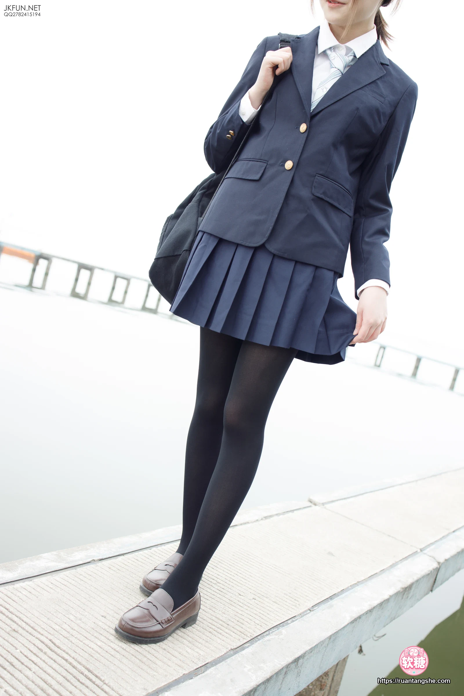 森萝财团 JKFUN-006 80D黑丝 户外水边 Aika