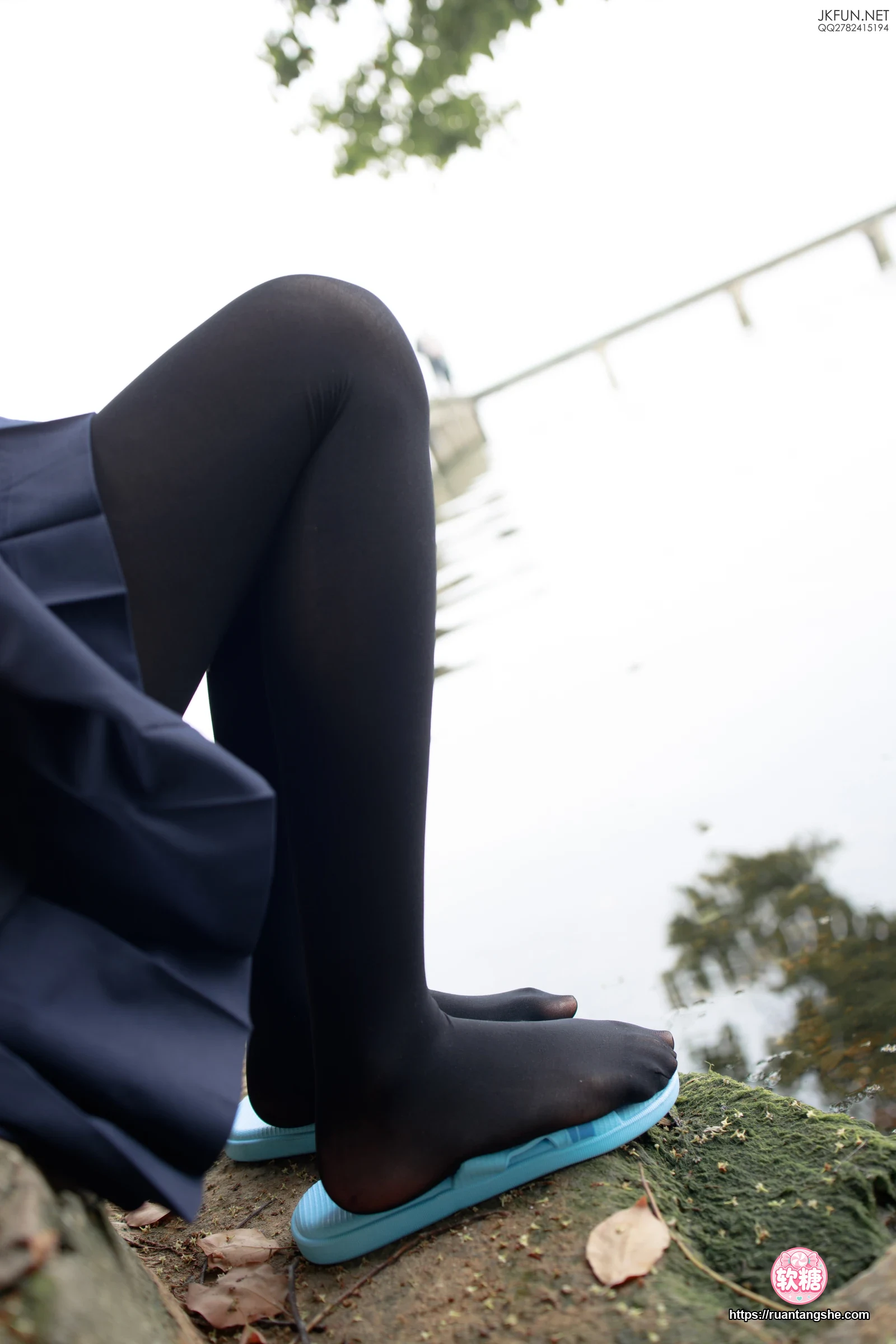 森萝财团 JKFUN-006 80D黑丝 户外水边 Aika